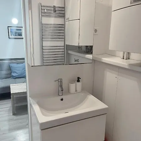 Renovated City Center Apt End Of Sept 23 דירה